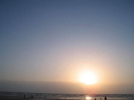 غروب آفتاب در کنار سواحل نیلگون خلیج فارس